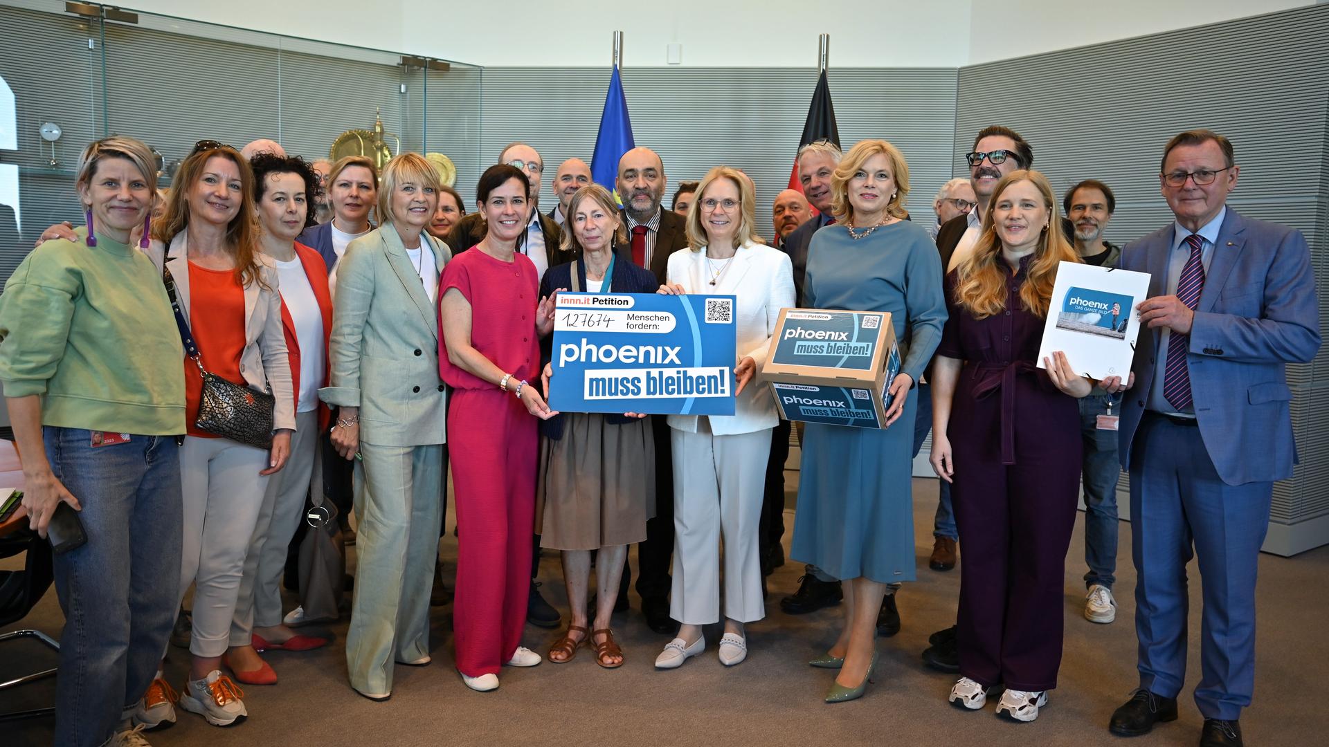 Vor der Bundestagssitzung nehmen Julia Klöckner, Bodo Ramelow, Omid Nouripour, Josephine Ortleb und Andrea Lindholz Unterschriften der Petition "phoenix muss bleiben! - Für eine besser informierte Republik" entgegen. Vor der Bundestagssitzung nehmen Julia Klöckner, Bodo Ramelow, Omid Nouripour, Josephine Ortleb und Andrea Lindholz Unterschriften der Petition "phoenix muss bleiben! - Für eine besser informierte Republik" entgegen.