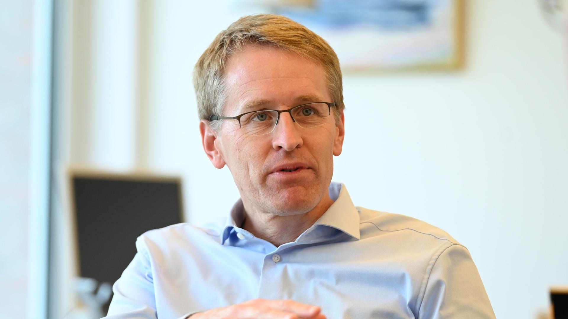 Daniel Günther (CDU), Ministerpräsident von Schleswig-Holstein, gestikuliert bei einem Interview in seinem Büro in der Staatskanzlei in Kiel. (Archivbild)