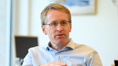 Daniel Günther (CDU), Ministerpräsident von Schleswig-Holstein, gestikuliert bei einem Interview in seinem Büro in der Staatskanzlei in Kiel.