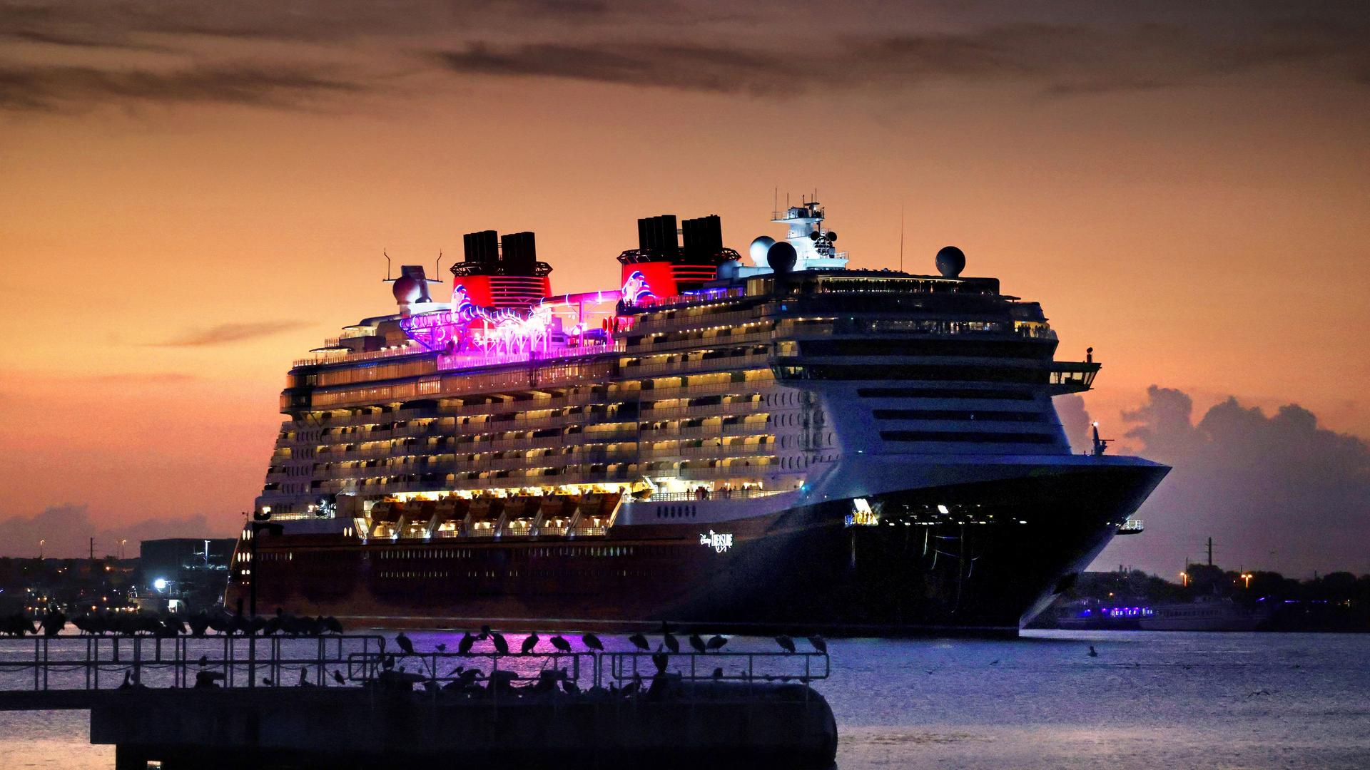Ein Kreuzfahrt-Schiff vor einem roten Himmel Ein Kreuzfahrt-Schiff vor einem roten Himmel
