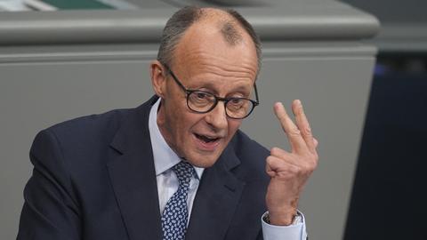 Berlin: Friedrich Merz, CDU-Vorsitzender und Vorsitzender der CDU/CSU-Bundestagsfraktion, antwortet im Bundestag auf die Rede des Bundeskanzlers.