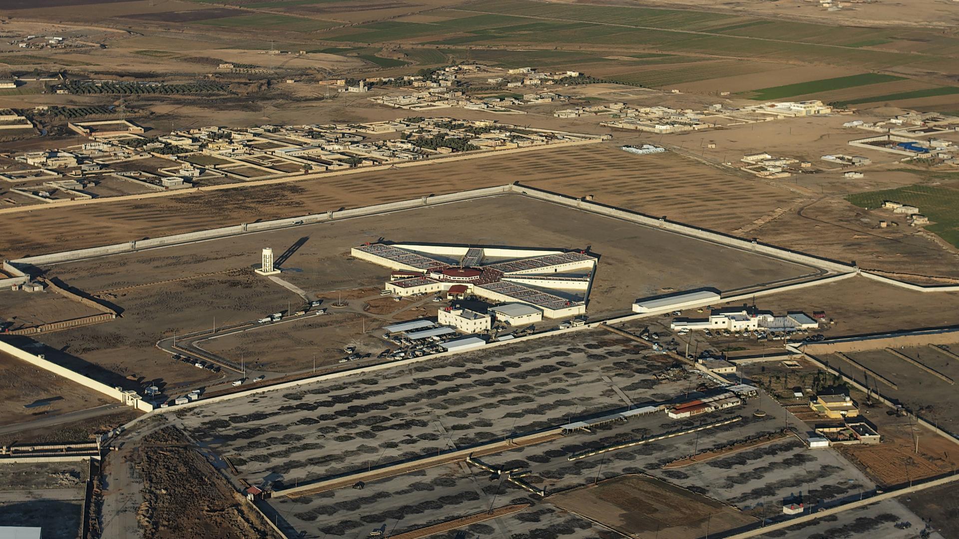 Ein Luftbild mit Blick auf das syrische Al-Aqtan-Gefängnis in Aleppo.