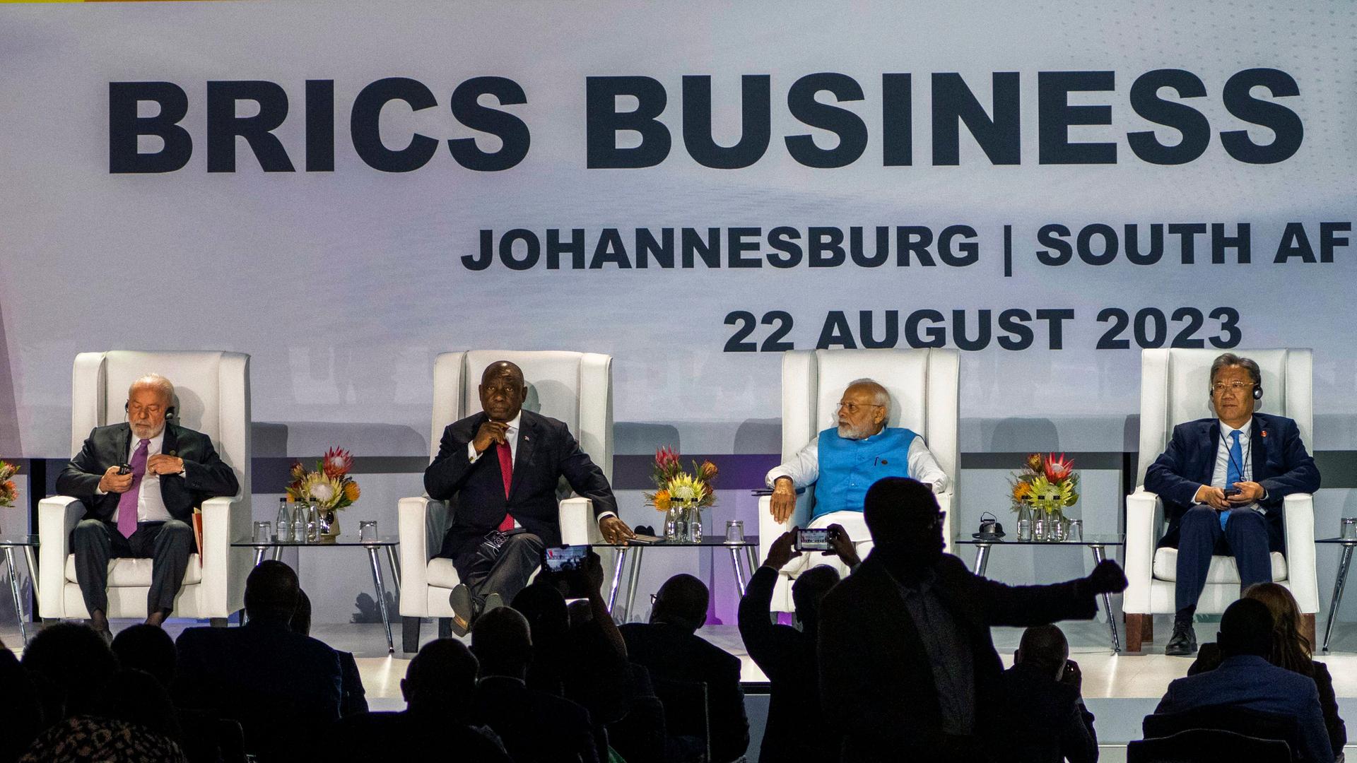 Luiz Inacio Lula da Silva (l-r), Präsident von Brasilien, Cyril Ramaphosa, Präsident von Südafrika, Narendra Modi, Premierminister von Indien, und Wang Wentao, Handelsminister von China, bei ihrer Ankunft zum Gipfel der Staats- und Regierungschefs der fünf aufstrebenden Volkswirtschaften Brics. Luiz Inacio Lula da Silva (l-r), Präsident von Brasilien, Cyril Ramaphosa, Präsident von Südafrika, Narendra Modi, Premierminister von Indien, und Wang Wentao, Handelsminister von China, bei ihrer Ankunft zum Gipfel der Staats- und Regierungschefs der fünf aufstrebenden Volkswirtschaften Brics.