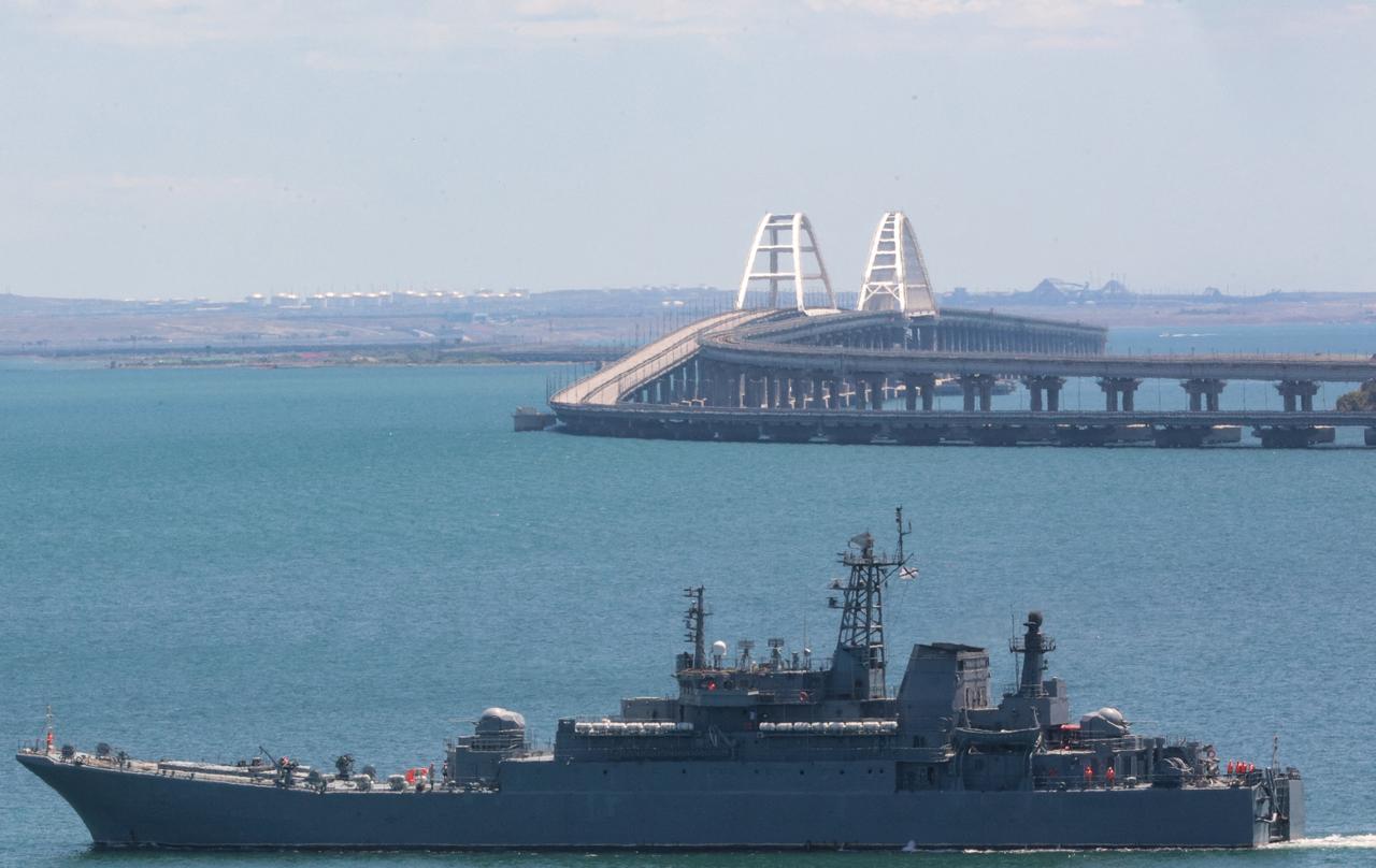 Ein russisches Kriegsschiff vor der Brücke von Kertsch, die die Halbinsel Krim mit dem Festland verbindet.