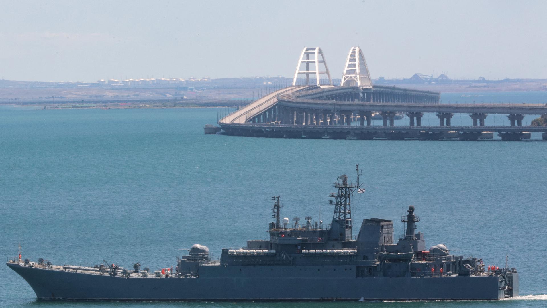 Ein russisches Kriegsschiff vor der Brücke von Kertsch, die die Halbinsel Krim mit dem Festland verbindet.