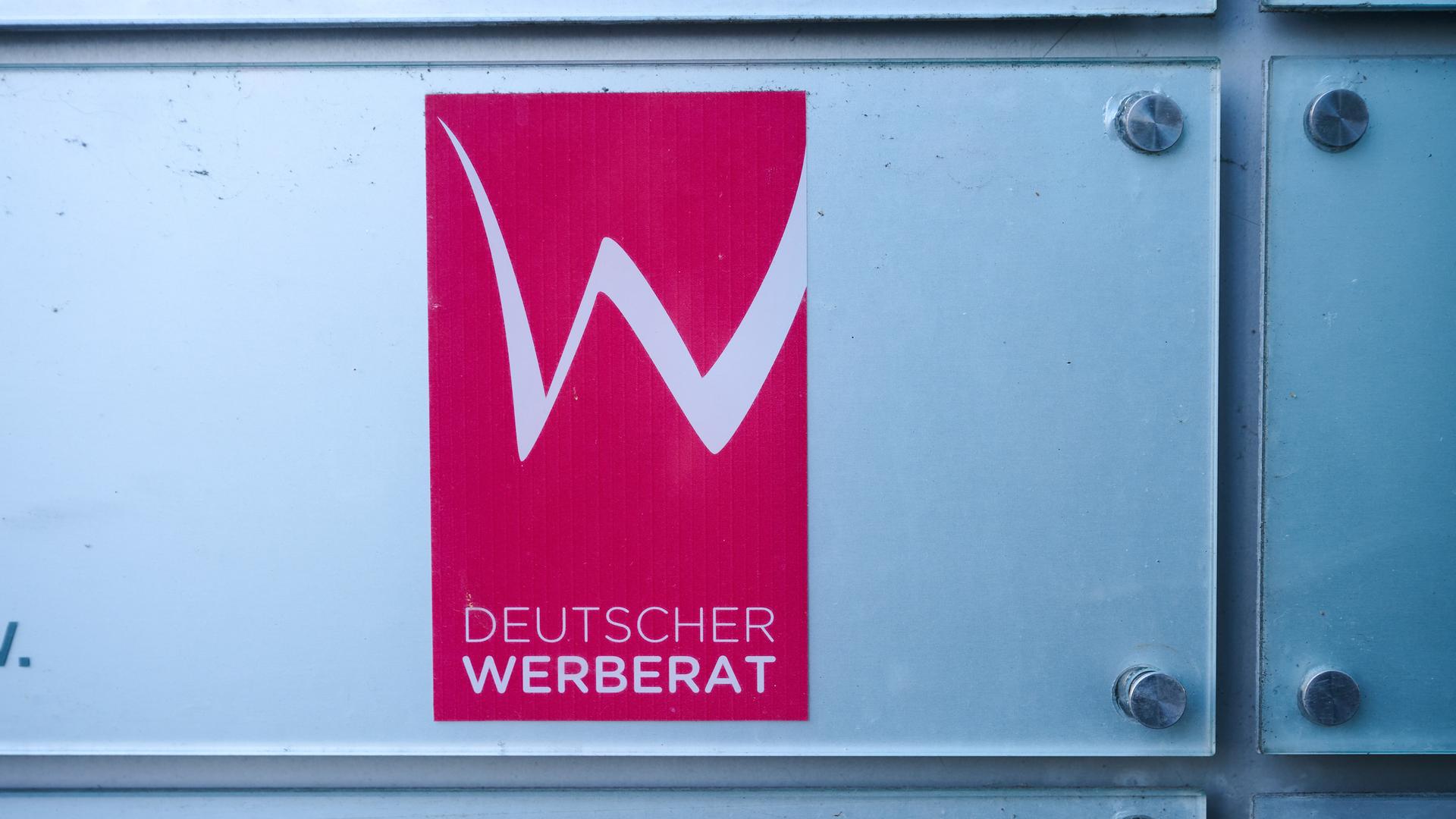 "Deutscher Werberat" steht auf der Tafel an einem Haus in Berlin-Mitte.
