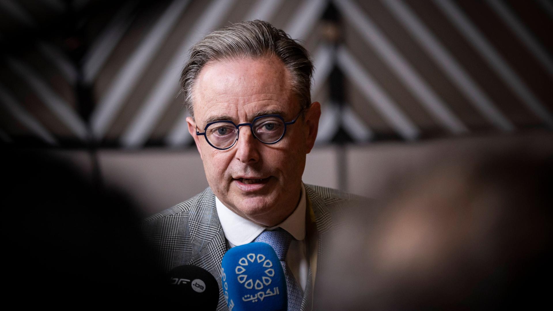 Der belgische Premier Bart De Wever spricht bei einem Interview in ein Mikrofon. Der belgische Premier Bart De Wever spricht bei einem Interview in ein Mikrofon.
