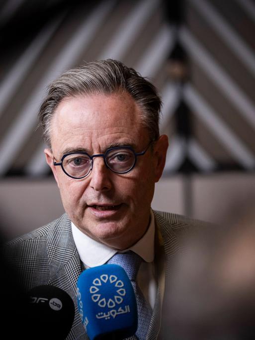 Der belgische Premier Bart De Wever spricht bei einem Interview in ein Mikrofon.