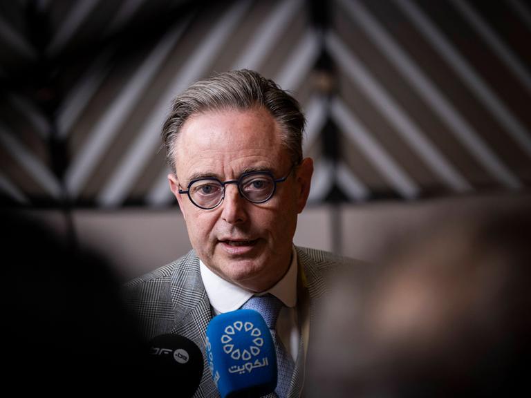 Der belgische Premier Bart De Wever spricht bei einem Interview in ein Mikrofon.