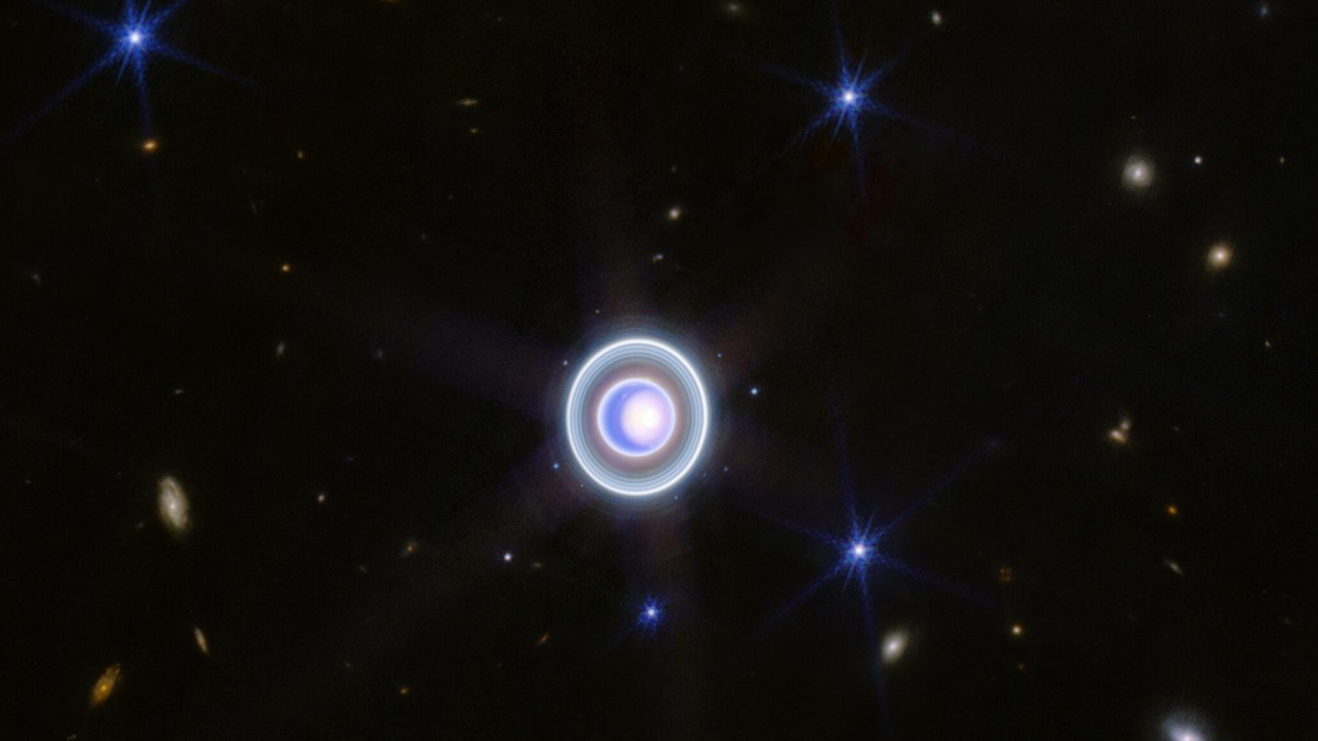 Der Planet Uranus mit seinen Ringen, die bei Infrarot-Beobachtungen mit dem James-Webb-Weltraumteleskop besonders auffallen. 