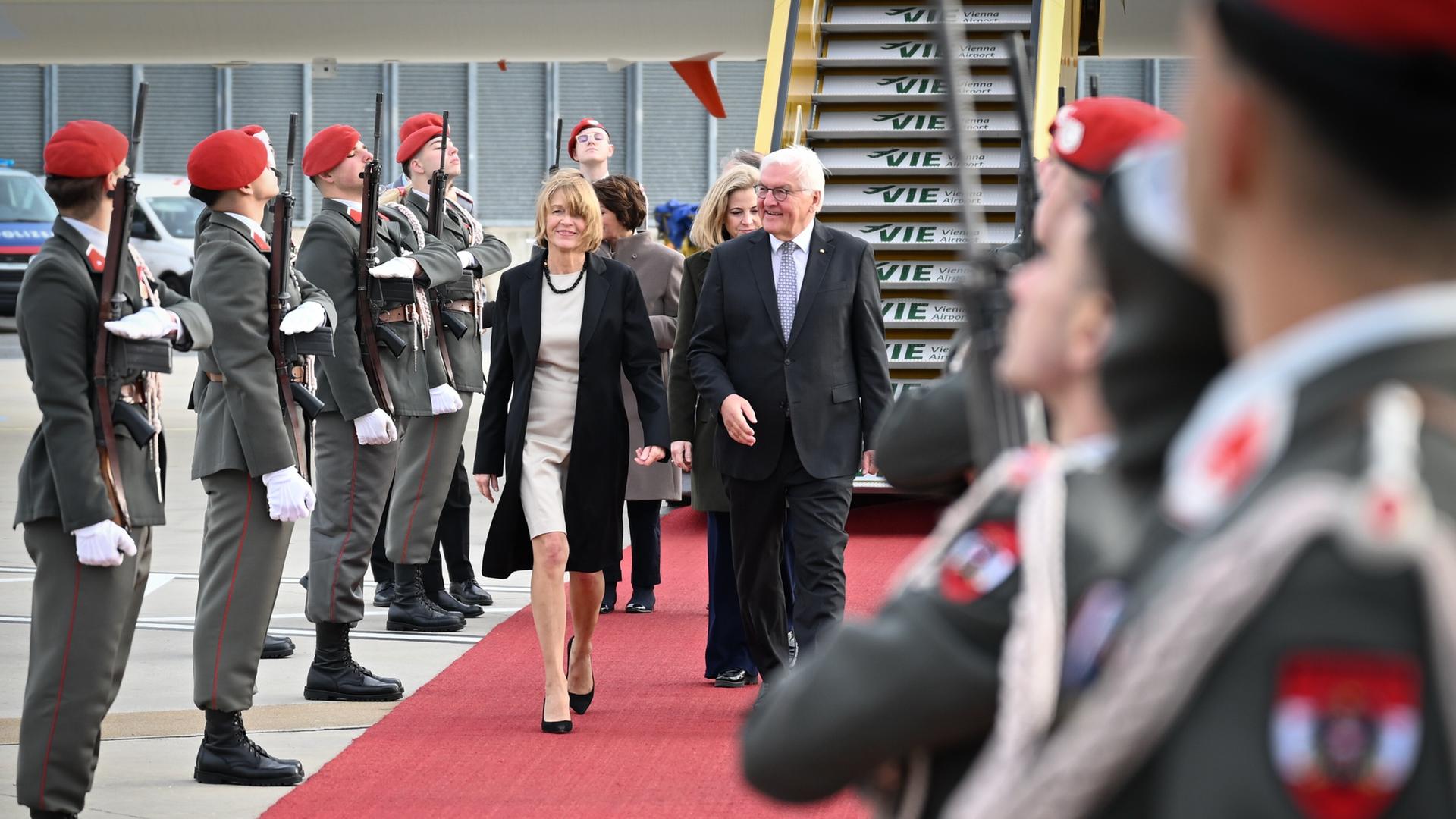Bundespräsident Frank-Walter Steinmeier und seine Ehefrau Elke Büdenbender kommen auf dem Flughafen Wien-Schwechat an und werden von der Ehrengarde begrüßt.