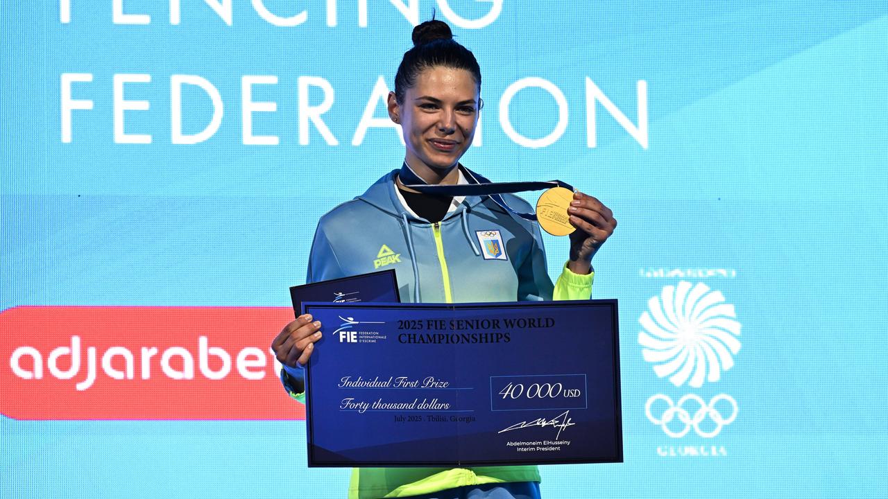 Die ukrainische Fechterin Wlada Charkowa präsentiert ihre Goldmedaille.