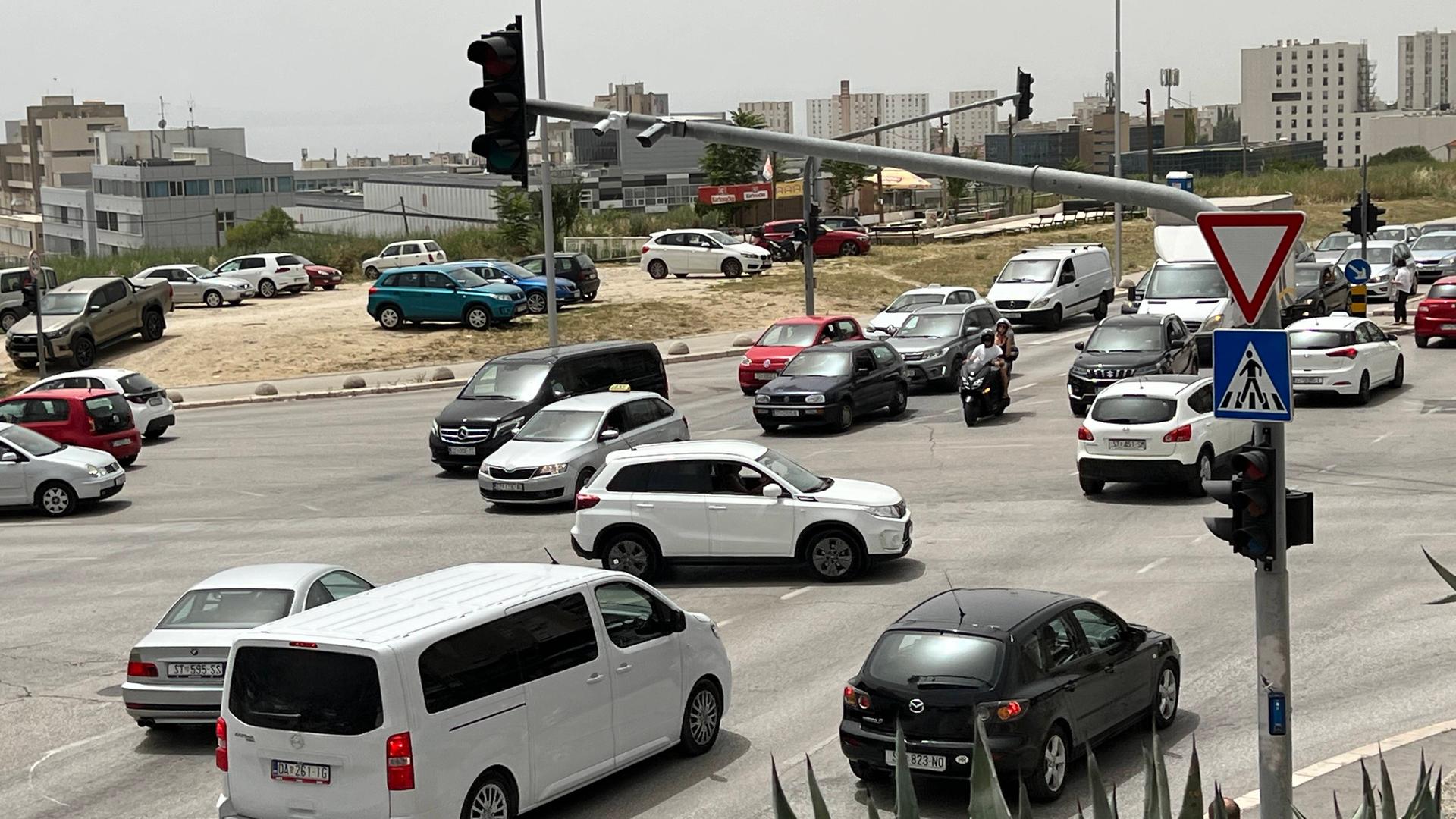 An einer Kreuzung in der kroatischen Stadt Split sind die Ampeln ausgefallen. Autos fahren unkontrolliert über die Straße.