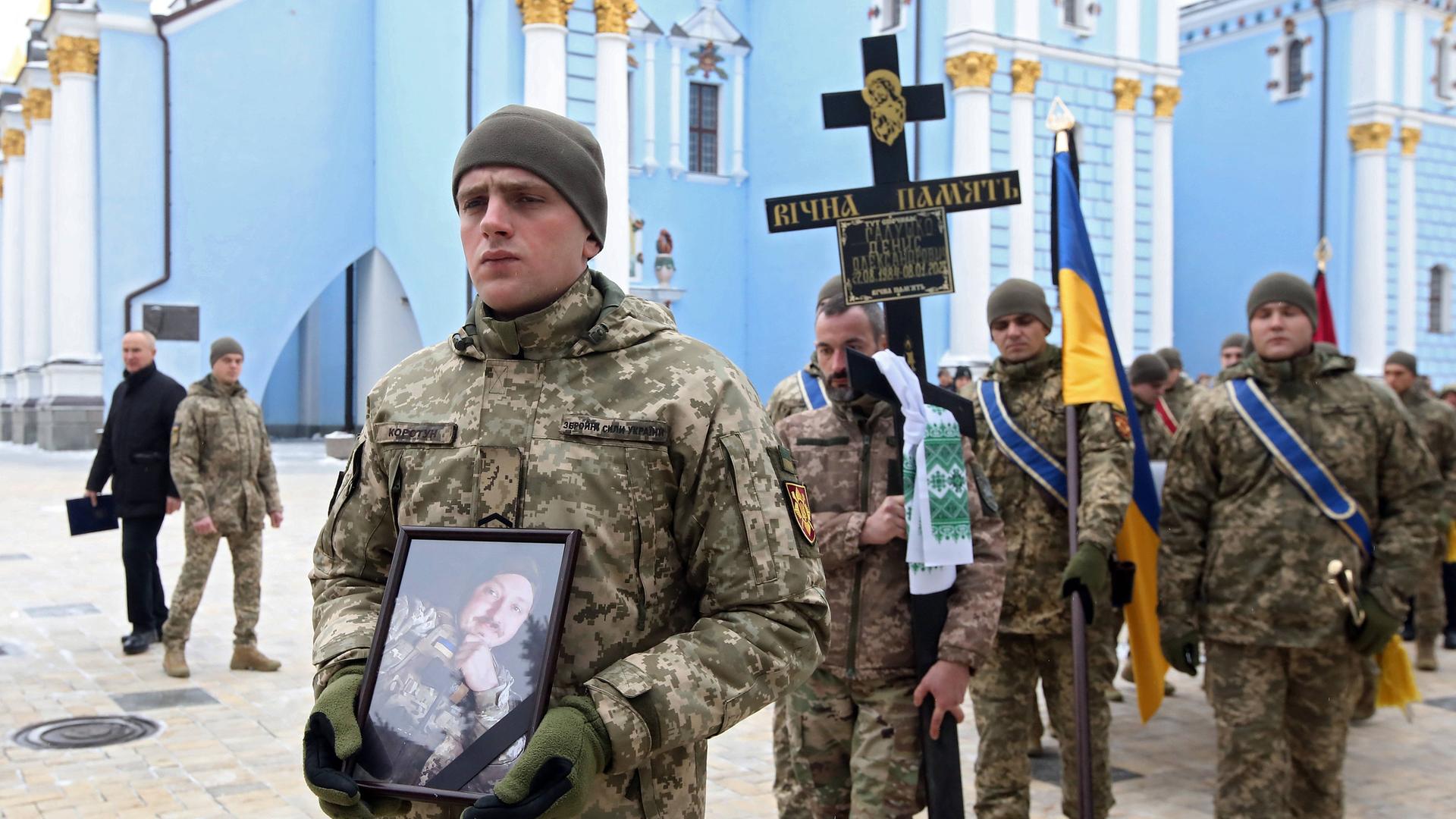 Trauerfeier am 12. Januar 2023 in Kiew für den ukrainischen Soldaten Denis Halisko, der bei den Kämpfen um Bachmut in der Region Donezk getötet wurde Trauerfeier am 12. Januar 2023 in Kiew für den ukrainischen Soldaten Denis Halisko, der bei den Kämpfen um Bachmut in der Region Donezk getötet wurde
