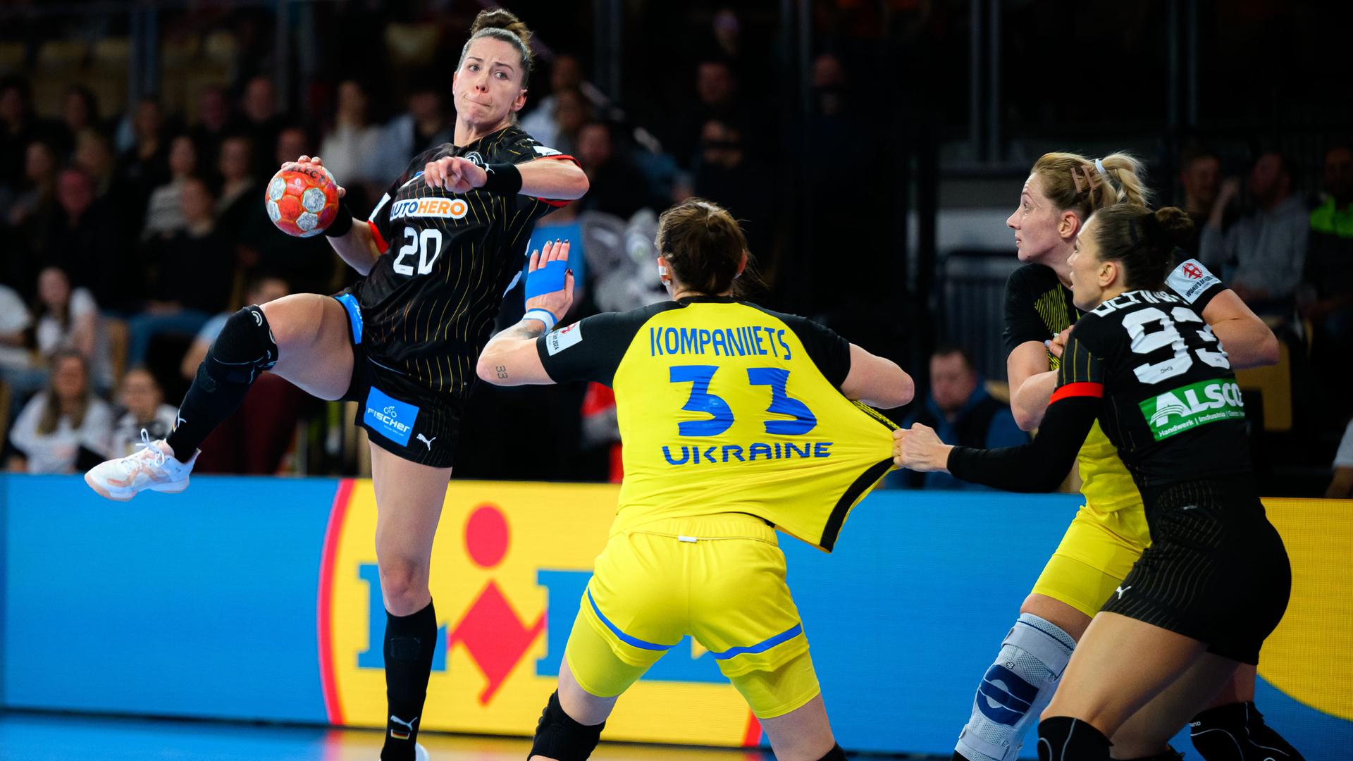 Innsbruck, Oesterreich: Handball EM Frauen - Vorrunde Gruppe F - Deutschland - Ukraine Emily Boelk / Bölk (Deutschland), Iryna Kompaniiets (Ukraine), Julia Behnke (Deutschland)