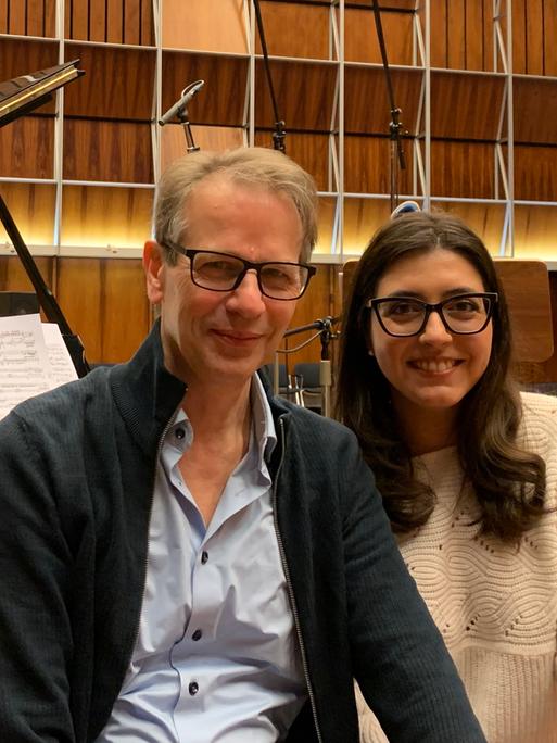 Christoph Schmitz sitzt neben Sophie Pacini auf einer Klavierbank vor dem aufgeklappten Flügel im Kammermusiksaal Köln.