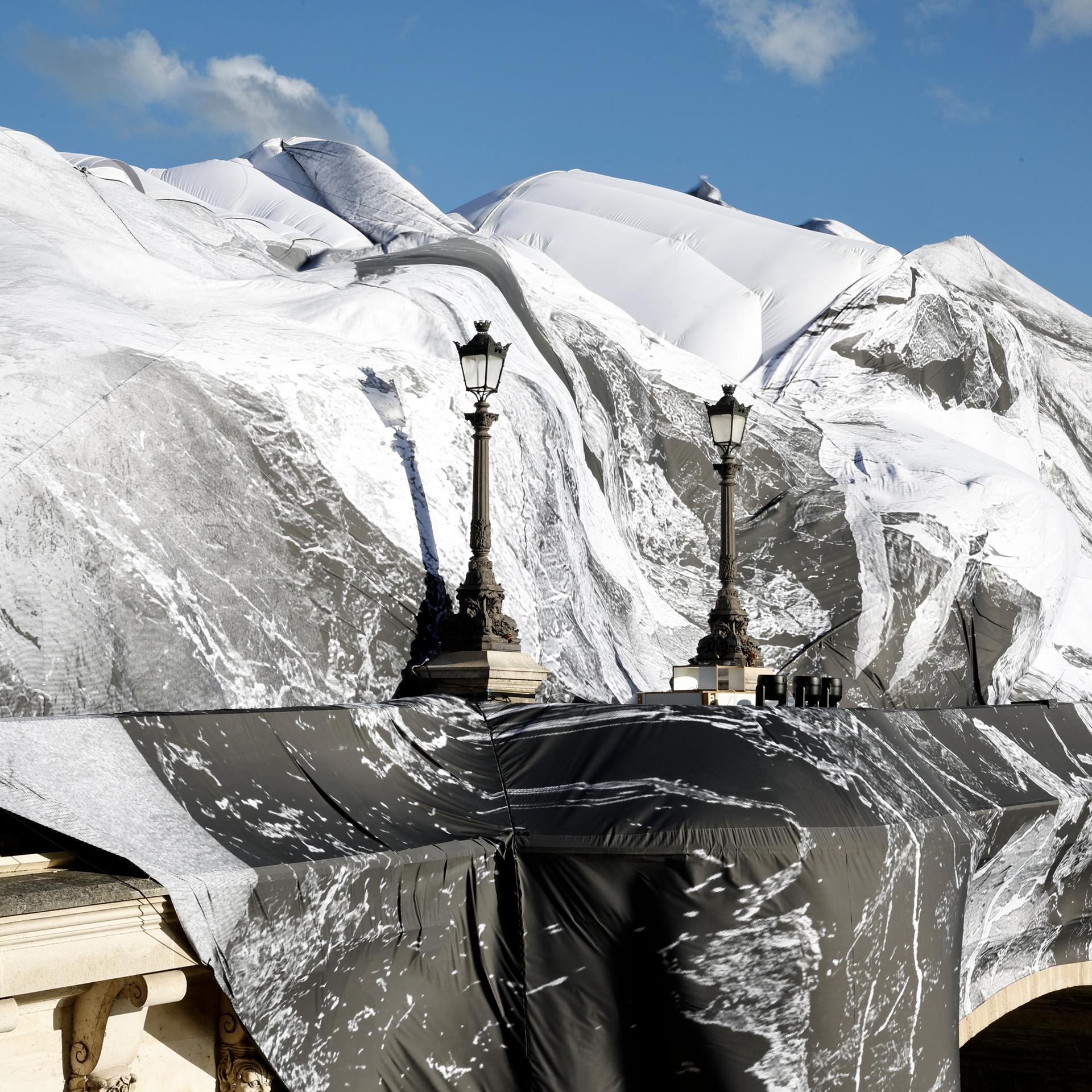 Verhüllung - Kunstinstallation auf Pariser Brücke Pont Neuf beschädigt