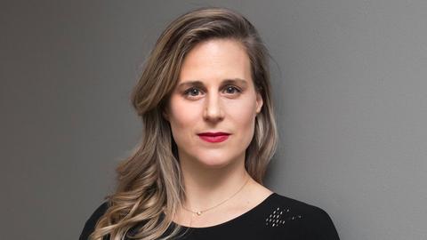 Porträt von Lauren Groff; eine Frau mit schulterlangen blonden Haaren in einem schwarzen Oberteil.