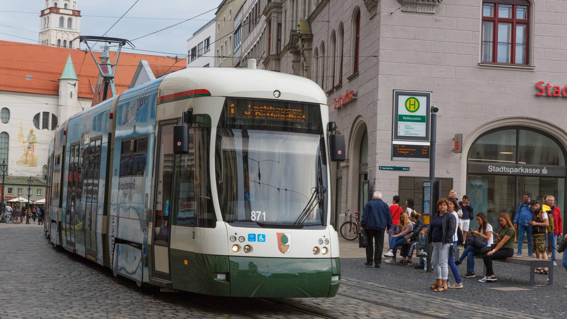 Eine Straßenbahn der Augsburger Verkehrsgesellschaft