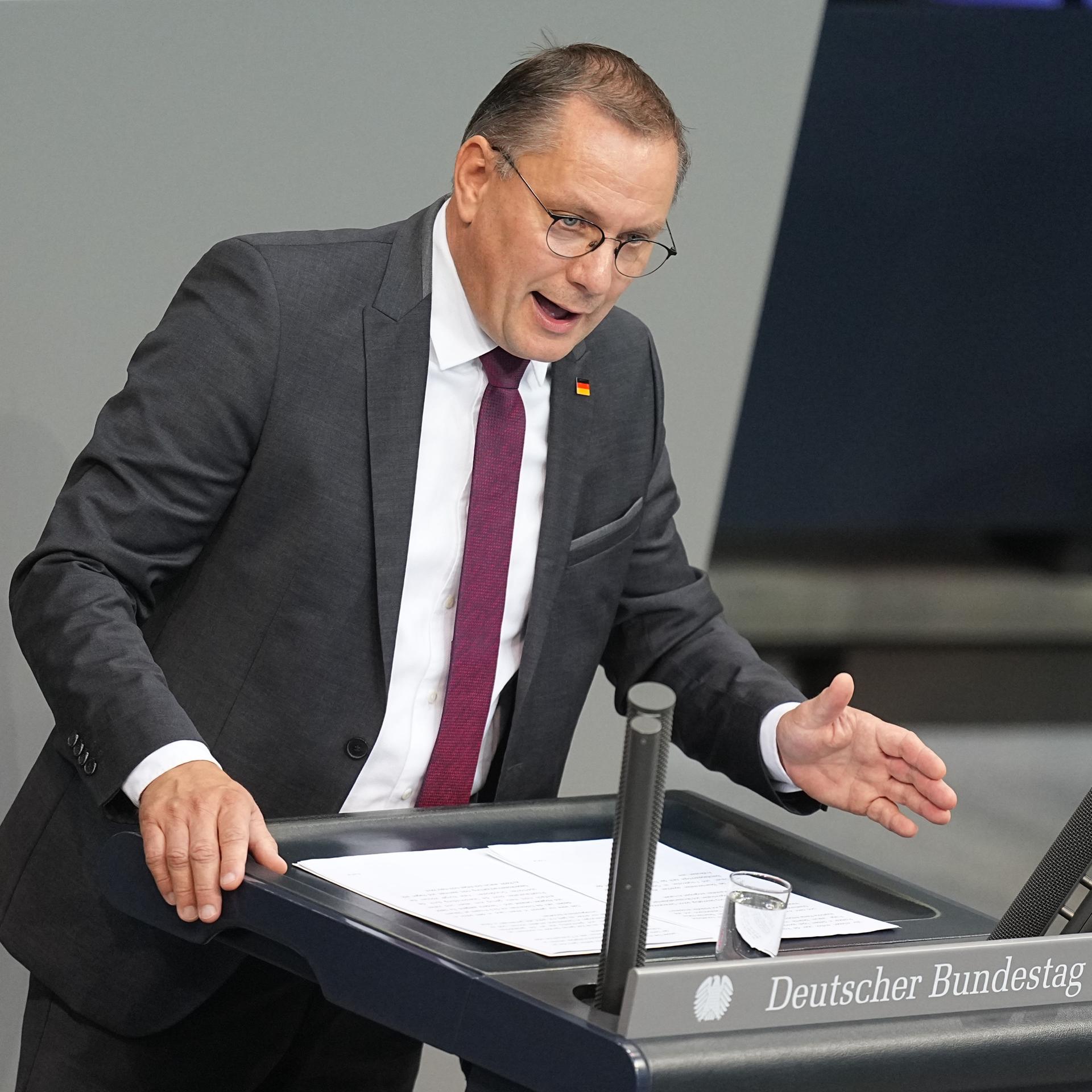 Tino Chrupalla, Bundesvorsitzender und Fraktionsvorsitzender der AfD im Bundestag, spricht in der Generaldebatte in der Haushaltswoche im Bundestag. 