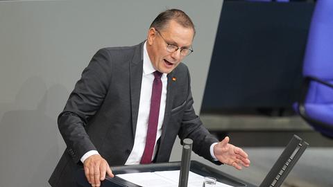 Tino Chrupalla, Bundesvorsitzender und Fraktionsvorsitzender der AfD im Bundestag, spricht in der Generaldebatte in der Haushaltswoche im Bundestag. 