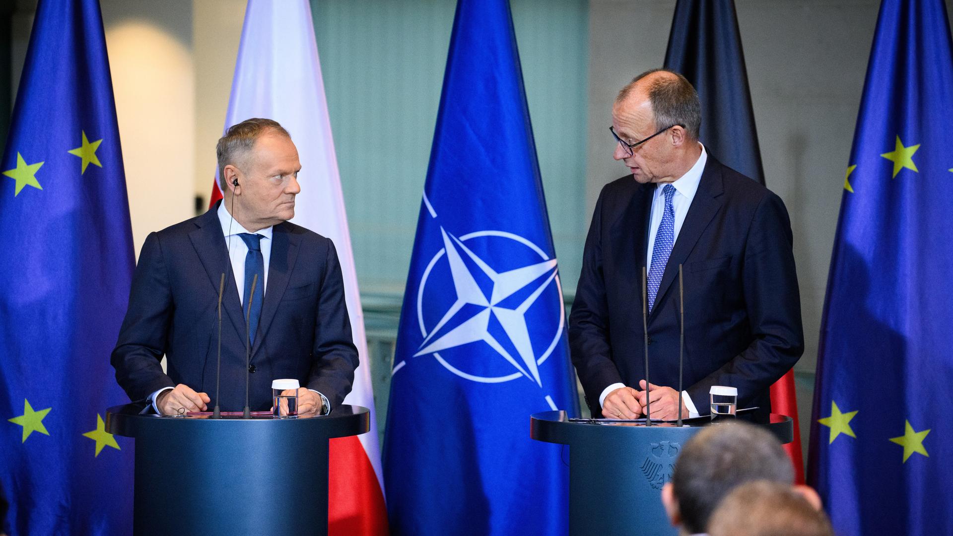 Bundeskanzler Friedrich Merz (r, CDU) und Donald Tusk, Ministerpräsident von Polen, äußern sich bei einer Pressekonferenz anlässlich der deutsch-polnischen Regierungskonsultationen im Bundeskanzleramt.