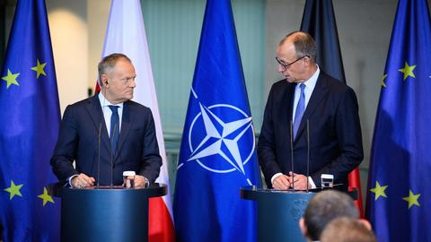 Bundeskanzler Friedrich Merz (r, CDU) und Donald Tusk, Ministerpräsident von Polen, äußern sich bei einer Pressekonferenz anlässlich der deutsch-polnischen Regierungskonsultationen im Bundeskanzleramt.