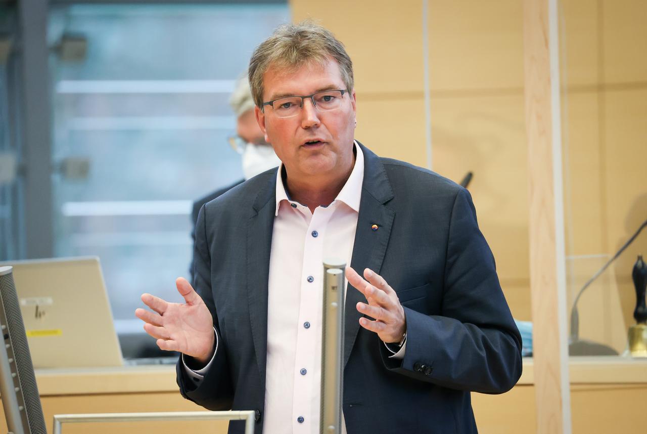 Lars Harms, Vorsitzender der SSW-Fraktion im Landtag Schleswig-Holstein, spricht auf einer Sitzung des Landtags im Landeshaus.