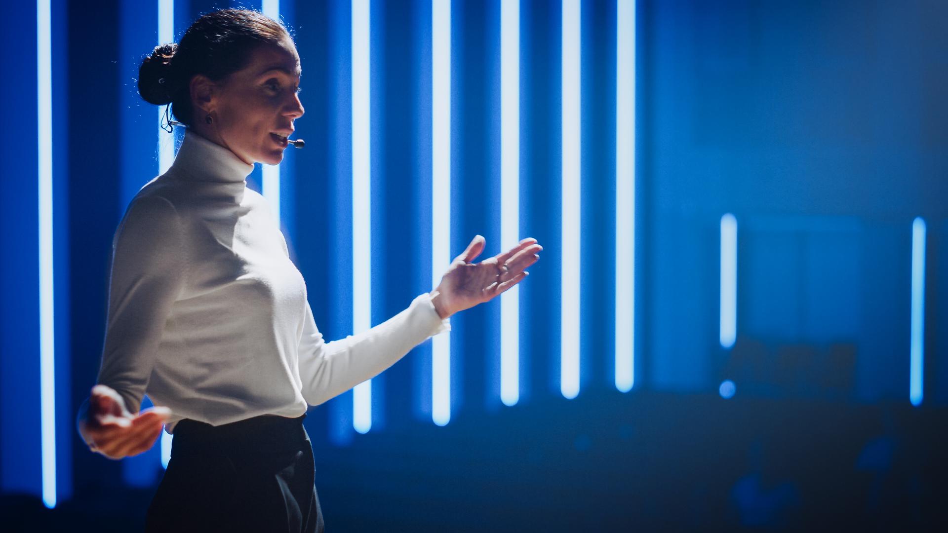 Eine Ted-Talkerin auf der Bühne