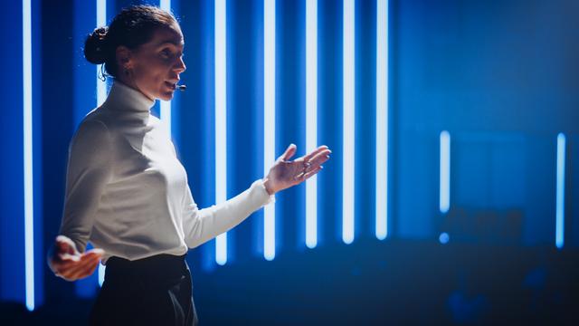 Eine Ted-Talkerin auf der Bühne