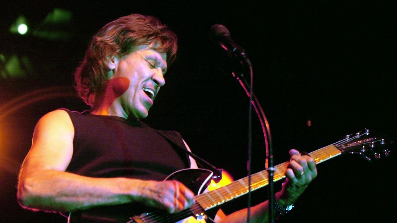 John Kay auf einer Bühne mit einer Gitarre in der Hand