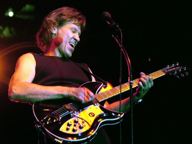John Kay auf einer Bühne mit einer Gitarre in der Hand