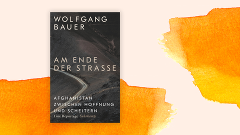 Auf dem Cover ist ein Foto einer Straße aus der Vogelperspektive zu sehen. Die Straße liegt neben einem sandigen Berg und gleicht einer Schotterpiste. Auf der Straße läuft einsam ein Mann. Darüber Autorenname und Buchtitel.