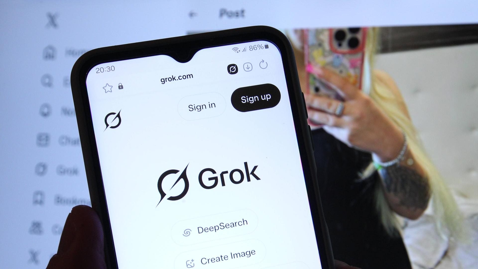 Auf einem Smartphone wurde der Chatbot Grok von Tech-Milliardär Elon Musk aufgerufen. Dahinter wurde auf einem Laptop der Kurznachrichtendienst X vormals Twitter aufgerufen, der ebenfalls Musk gehört. Auf einem Smartphone wurde der Chatbot Grok von Tech-Milliardär Elon Musk aufgerufen. Dahinter wurde auf einem Laptop der Kurznachrichtendienst X vormals Twitter aufgerufen, der ebenfalls Musk gehört.