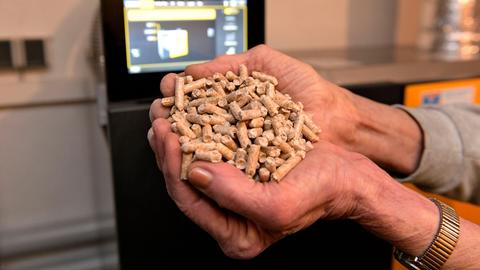 Holzpellet-Heizung im Keller eines Wohnhauses.