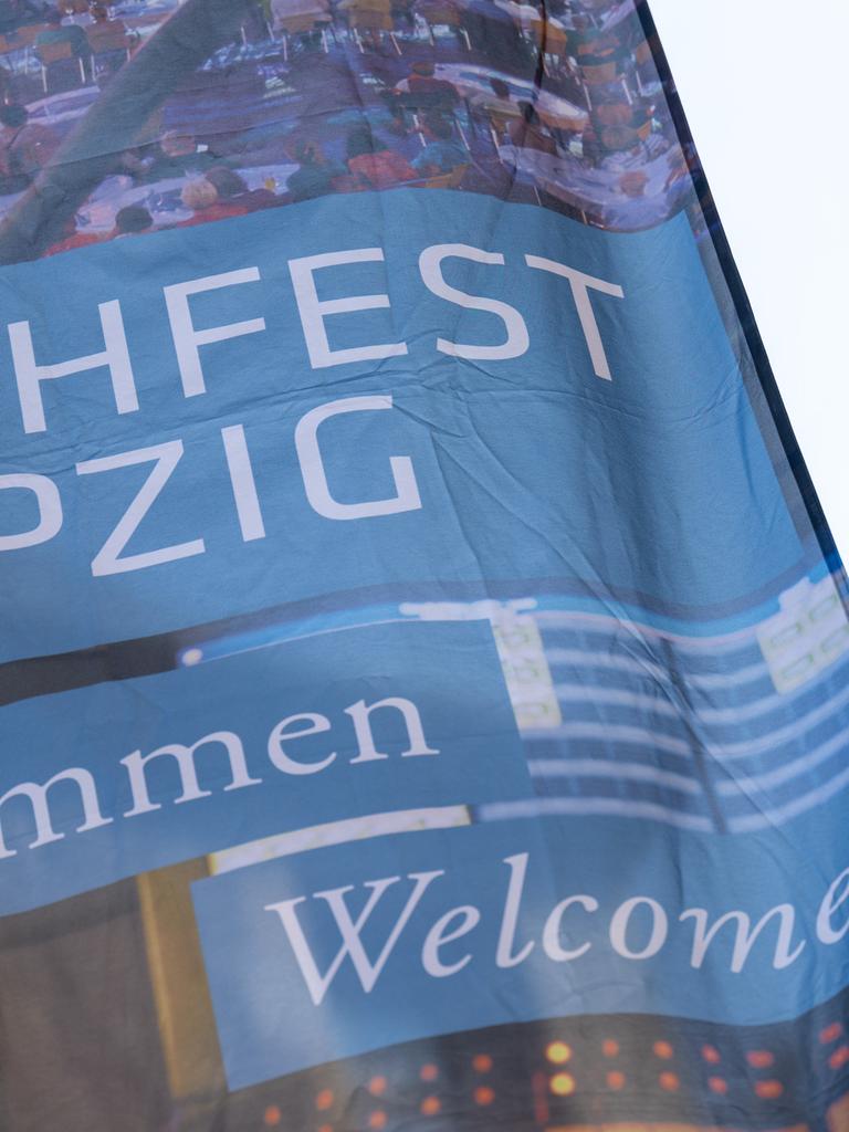 Ein Fahne des Bachfests Leipzig weht am Eröffnungstag neben dem Turm der Thomaskirche. 