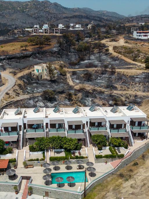 Luftbilder aus der Ortschaft Gennadi zeigen die Spuren des Feuers. Sie zeigen aber auch das Ergebnis der Brandbekämpfung durch Feuerwehr und Freiwillige, die Häuser haben kaum Schaden erlitten.