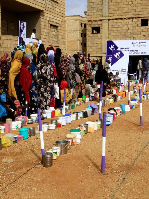 Vertriebene versammeln sich am 1. August 2024 in einem Viertel in der sudanesischen Stadt Omdurman, um ein kostenloses Frühstück zu erhalten. 