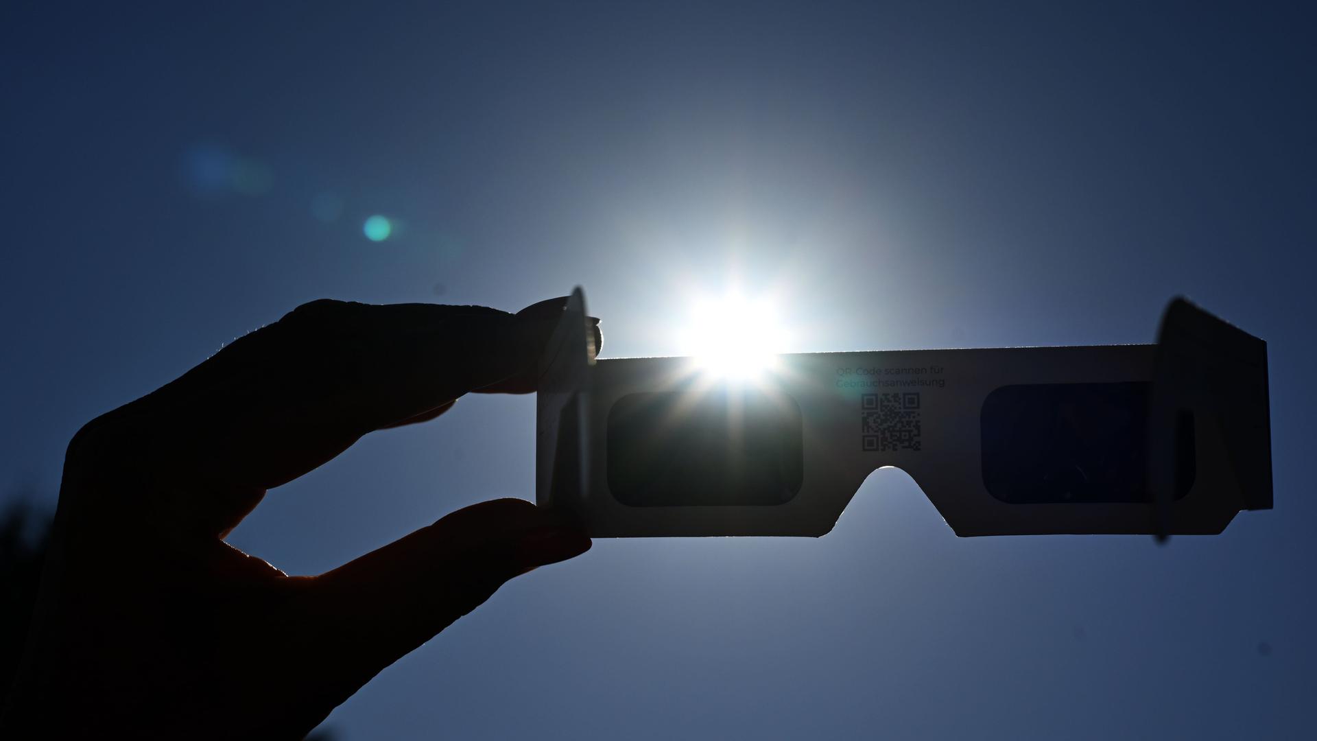 Eine Sonnenfinsternisbrille vor der Sonne Eine Sonnenfinsternisbrille vor der Sonne