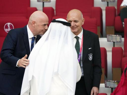 FIFA-Präsident Gianni Infantino (l.), DFB-Präsident Bernd Neuendorf im Stadion von Doha während der WM in Katar