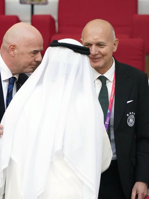 FIFA-Präsident Gianni Infantino (l.), DFB-Präsident Bernd Neuendorf im Stadion von Doha während der WM in Katar