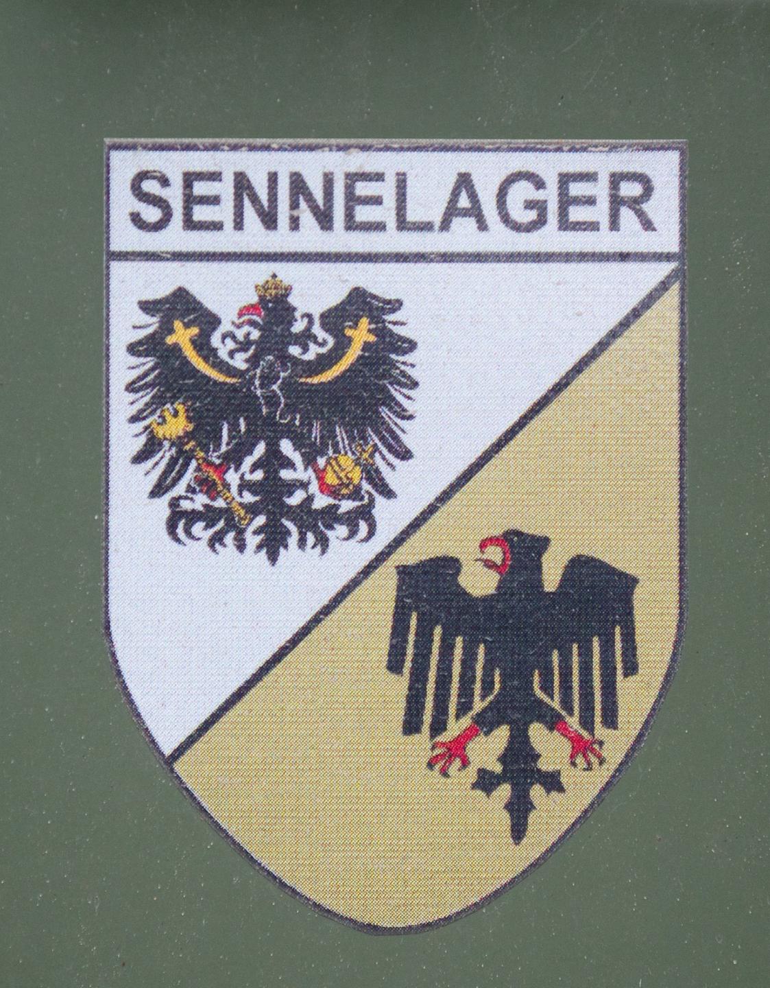 Das Abzeichen "Sennelager" auf dem britischen Truppenübungsplatz in Paderborn-Sennelager 