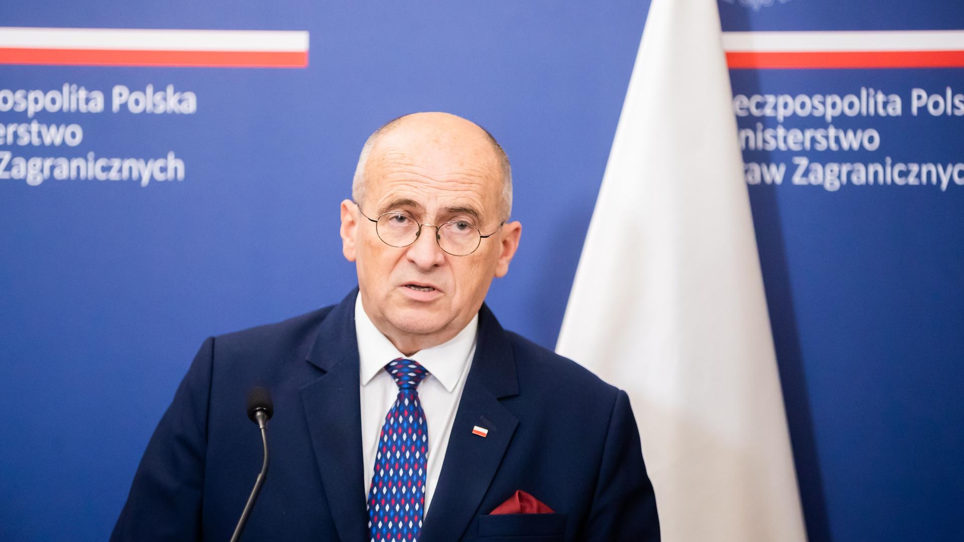 Polen, Warschau: Zbigniew Rau, Außenminister von Polen, spricht im polnischen Außenministerium. Polen, Warschau: Zbigniew Rau, Außenminister von Polen, spricht im polnischen Außenministerium.