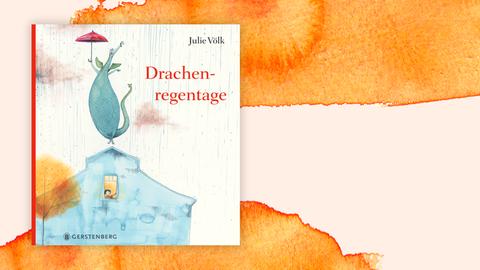 Das Cover von Julie Völks Buch "Drachenregentage" zeigt die grazile, in blassen Farben gehaltene Zeichnung eines liebenswerten Drachen, der mit einem Regenschirm auf einem Haus tänzelt, während ein junges Mädchen aus dem Fenster des Hauses blickt.