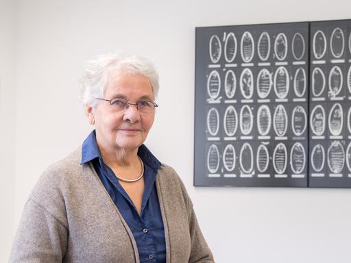 Die Biochemikerin und Medizinnobelpreisträgerin Christiane Nüsslein-Volhard steht am 04.10.2017 im Max-Planck-Institut für Entwicklungsbiologie in Tübingen (Baden-Württemberg) neben einem Bild, auf der die genetische Steuerung der Embryonalentwicklung bei Taufliegen abgebildet ist. Für diese Forschung hat sie zusammen mit zwei weiteren Wissenschaftlern im Jahr 1995 den Medizinnobelpreis verliehen bekommen. 
