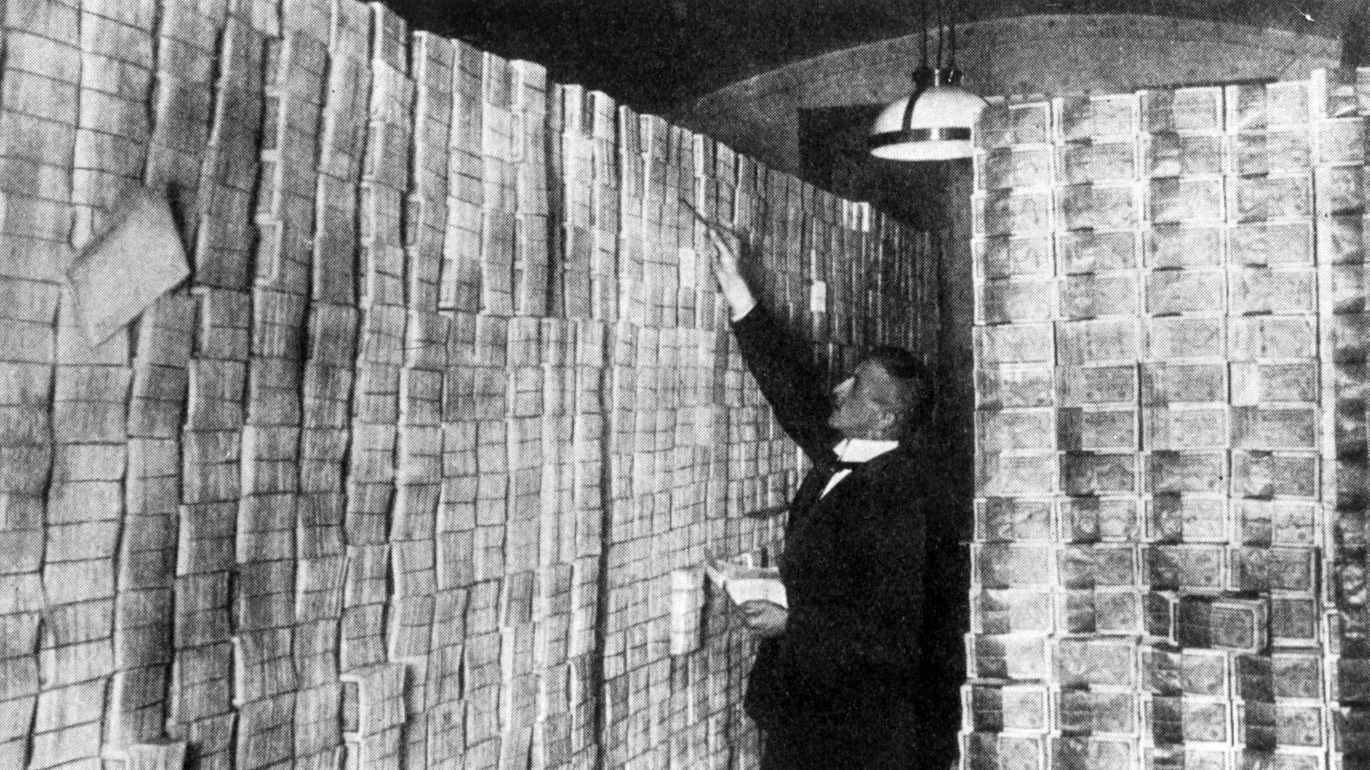 Millionen Deutsche Mark werden in der Reichsbank gestapelt.
