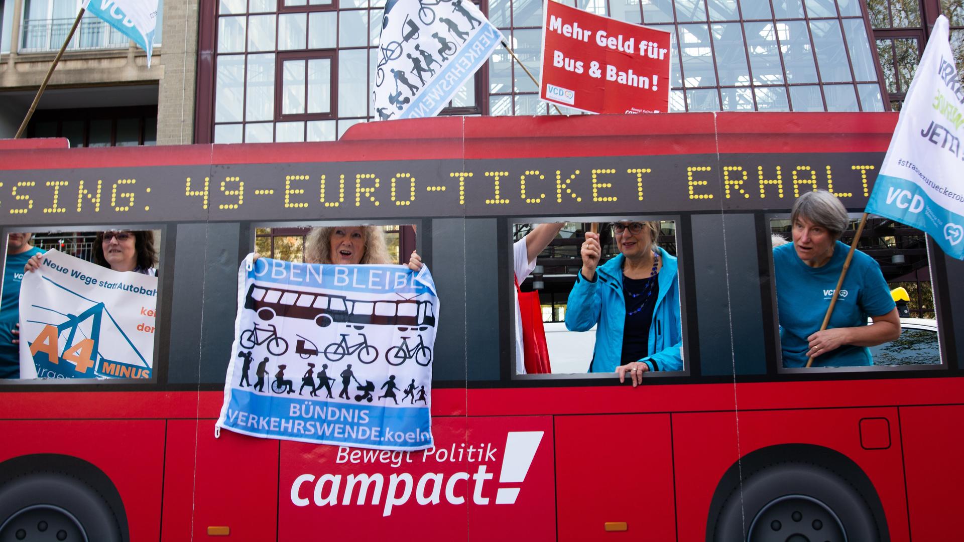 So geht Protest: Fans des Deutschlandtickets demonstrieren für den Erhalt der Fahrkarte vor der Verkehrsministerkonferenz in Köln. 