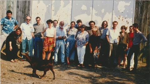 Gruppenfoto mit Ziege: 17 Komponisten, Musiker, Künstler, Veranstalter zeigen sich als große Familie.