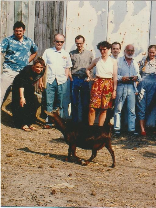Gruppenfoto mit Ziege: 17 Komponisten, Musiker, Künstler, Veranstalter zeigen sich als große Familie.