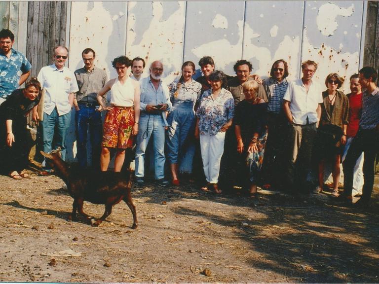 Gruppenfoto mit Ziege: 17 Komponisten, Musiker, Künstler, Veranstalter zeigen sich als große Familie.